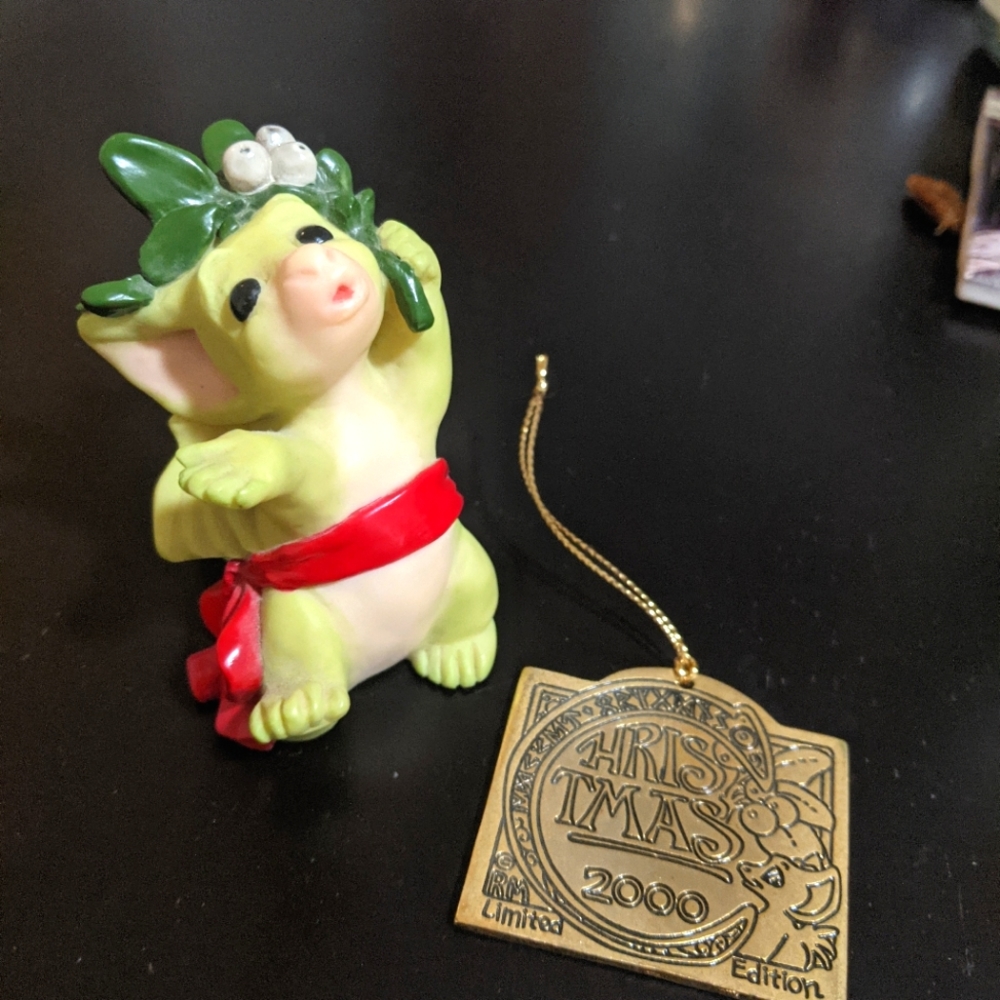 Pocket Dragons 'Under The Mistletoe' figurine & ornament in original box